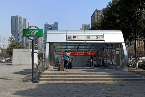 重庆八百万商铺月租４千 从黄金地段的喧嚣到“鬼城”的寂静，谁该为这场投资荒诞剧买单？